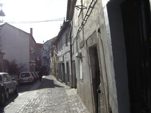 A Rua dos Bombeiros Voluntrios, um dos locais onde se encontram marcas nas paredes